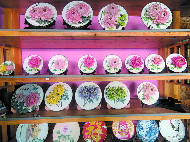  一瓷凝牡丹  匠心潤鄉村